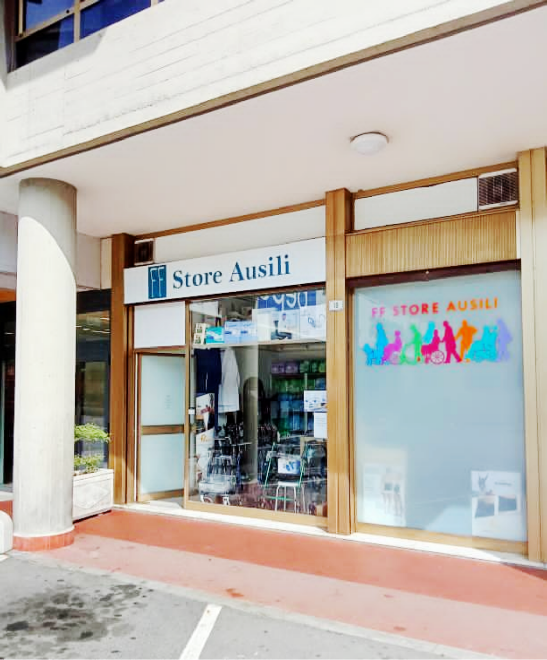 Protezioni anziani, deambulatori, calze e collant , stampelle, tutori, ausili terza età,  pannolini,